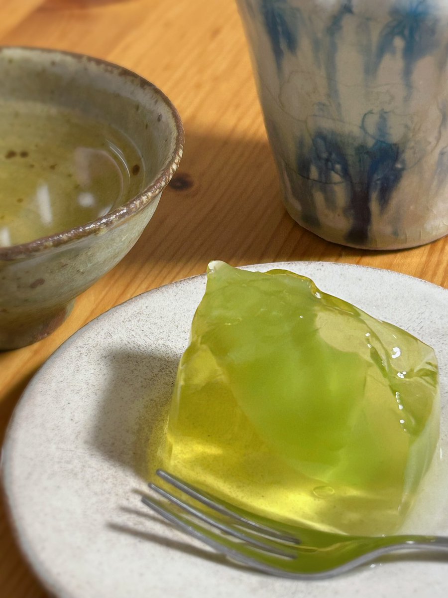 nekotapana's tweet image. 夕食後のデザート、フルーツゼリー。娘のはみつ豆ゼリーで、さくらんぼやみかんなどが入ってました。私のは青りんご🍏
お茶は安渓鉄観音をアイスで🧊🍵
#木漏れ日のお茶会
#茶好連
