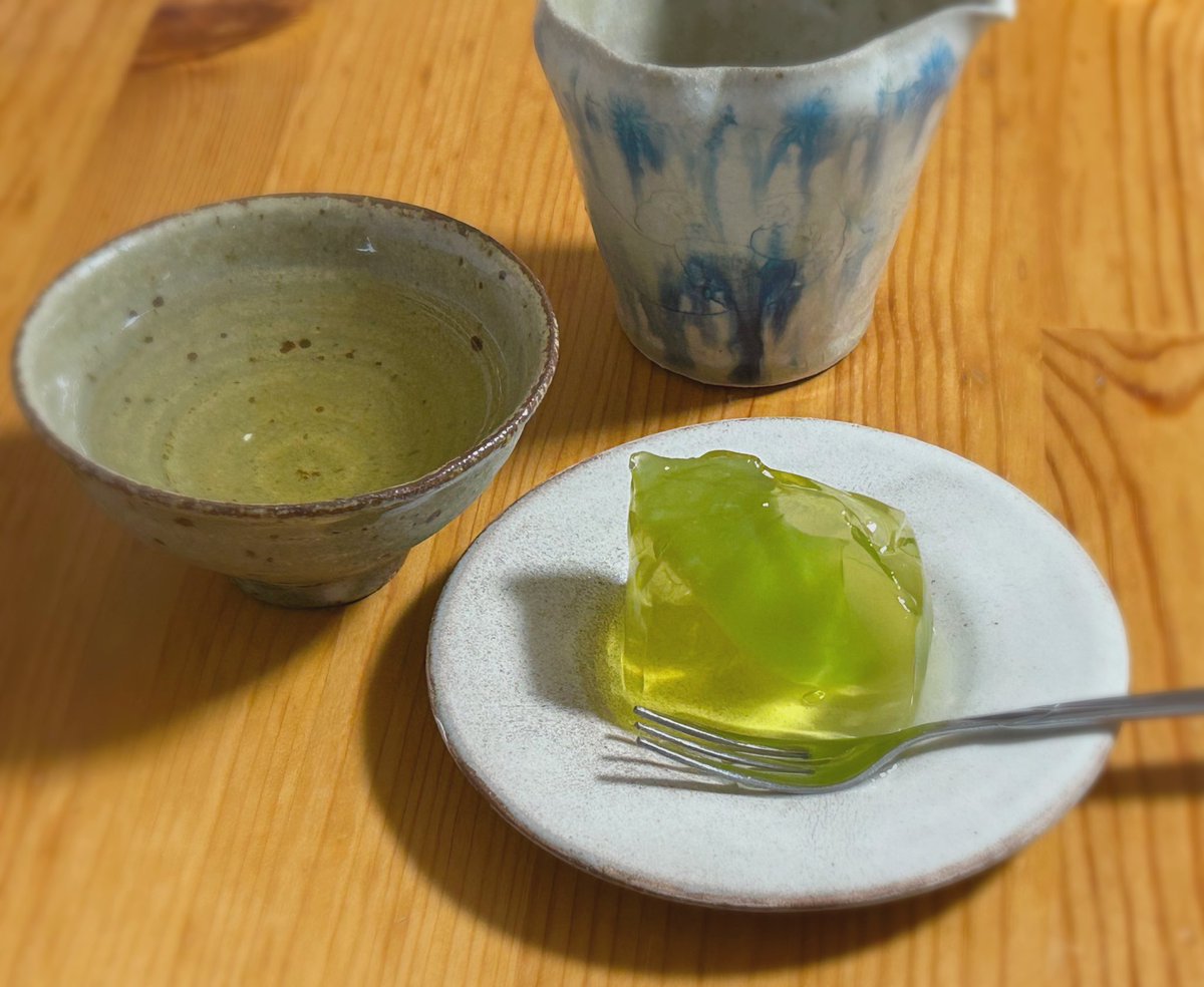 nekotapana's tweet image. 夕食後のデザート、フルーツゼリー。娘のはみつ豆ゼリーで、さくらんぼやみかんなどが入ってました。私のは青りんご🍏
お茶は安渓鉄観音をアイスで🧊🍵
#木漏れ日のお茶会
#茶好連