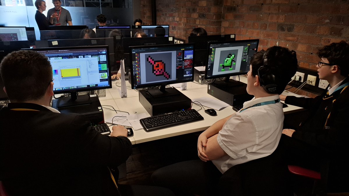 LifeSciencesUTC's tweet image. Last week, our students took part in an incredible industry insight day 🔬 

The aim of the day was to engage young people in AMR and raise awareness around using antibiotics correctly and minimising the spread of resistant organisms 💊