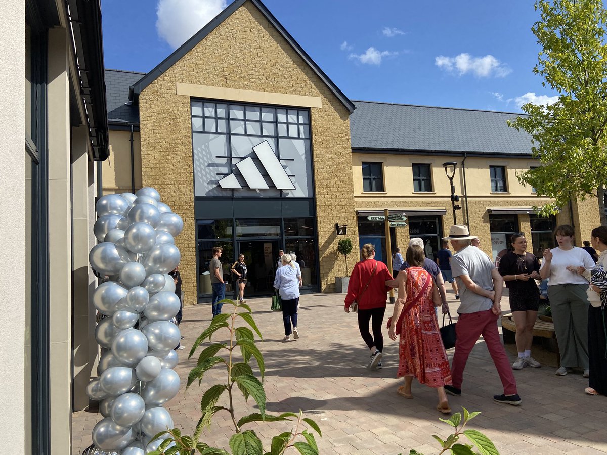 CotsTourismBiz's tweet image. Cotswolds Tourism have been at the brand new #Cotswolds Designer Outlet this morning for its opening preview week.
Great to see the shops open & people queuing to get in.
Congratulations to the teams at Multi-Realm & Cotswolds Designer Outlet. Look forward to working with you.