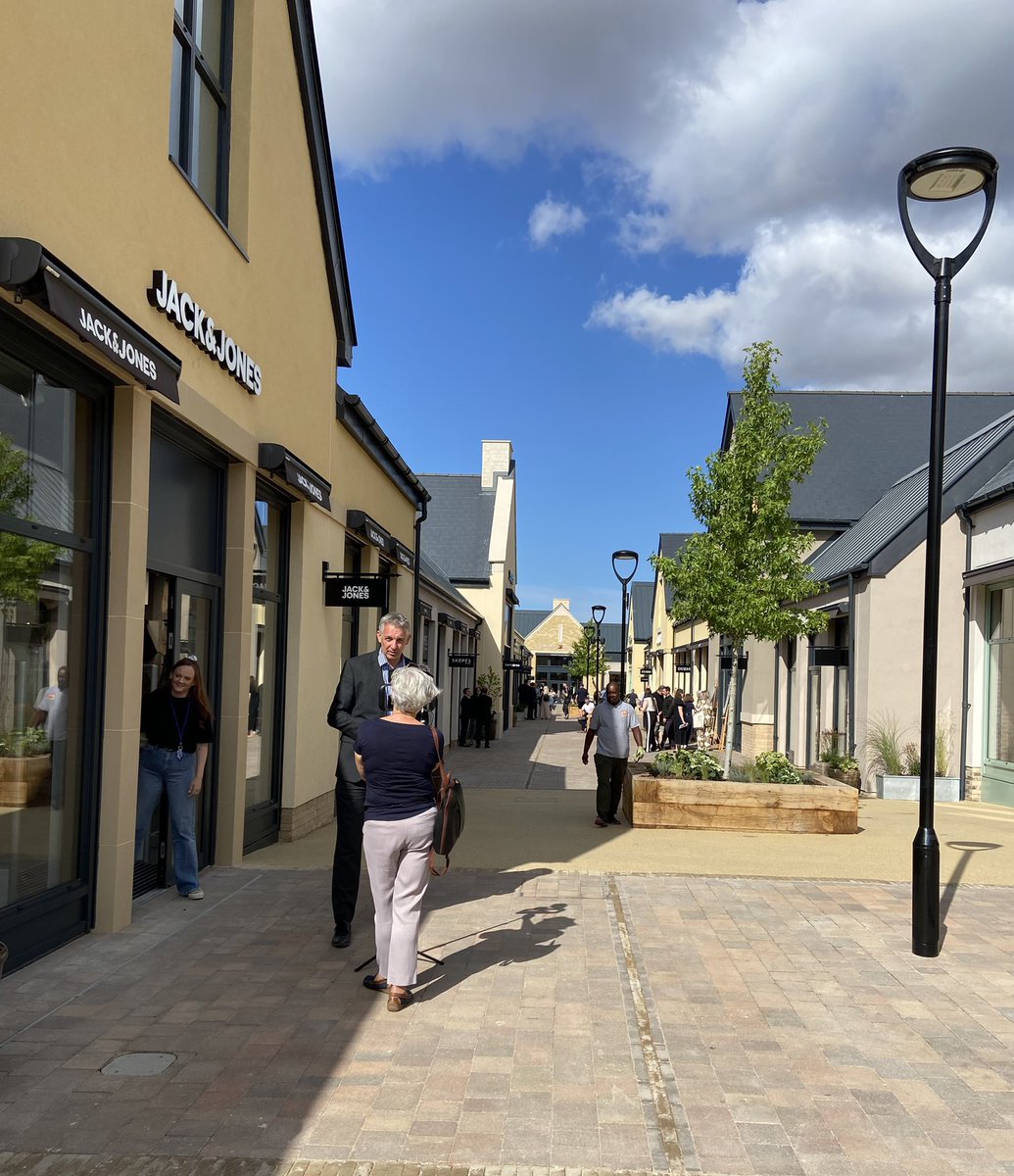 CotsTourismBiz's tweet image. Cotswolds Tourism have been at the brand new #Cotswolds Designer Outlet this morning for its opening preview week.
Great to see the shops open & people queuing to get in.
Congratulations to the teams at Multi-Realm & Cotswolds Designer Outlet. Look forward to working with you.