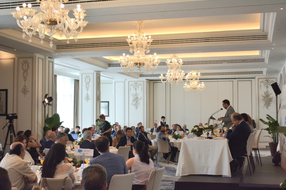 🚄 Álvaro Fernández Heredia, presidente de <a href="/Renfe/">Renfe</a>, ha participado en un desayuno informativo organizado por Executive Forum, con <a href="/SalesforceES/">SalesforceES</a>  y <a href="/Serveo_com/">Serveo</a>
📍 Ha dejado un mensaje claro: mejorar la calidad del servicio y seguir creciendo.
#Movilidad #Renfe