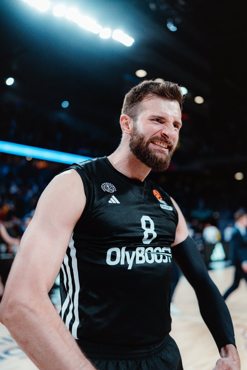 ParisBasketball's tweet image. MERCI LEON 🖤💙❤️
Après deux saisons dans la capitale auréolées de 4 trophées, @LeonKratzer retourne en Allemagne et s’engage avec le Bayern !
Take care of him @FCBBasketball, he’s a PARIS LEGEND 💫