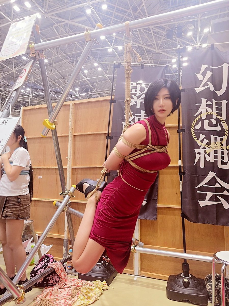 デザフェス緊縛体験の写真、前に載せた下からの構図の方が良かったんでこっちは没にしてたんですがコレはコレでぼんやりした顔が狂気醸してたのでここに供養します。
｢レオン…私はこんなだから手伝えないけどここから応援してる｣に見えなくもない…？