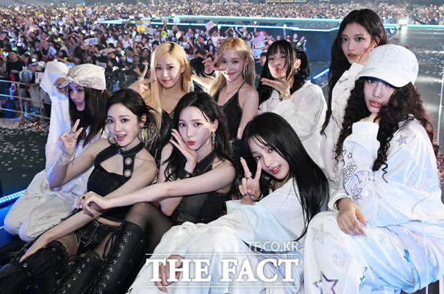 โพสท่าแสดงความยินดีกันหน่อยค่ะลูกๆ