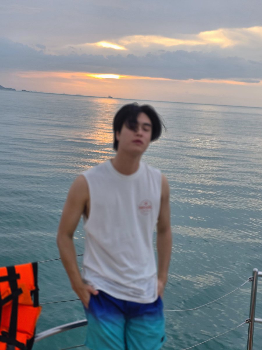 gemini_ti's tweet image. 🦀🌊🩷❤️🌞⛱️🦞