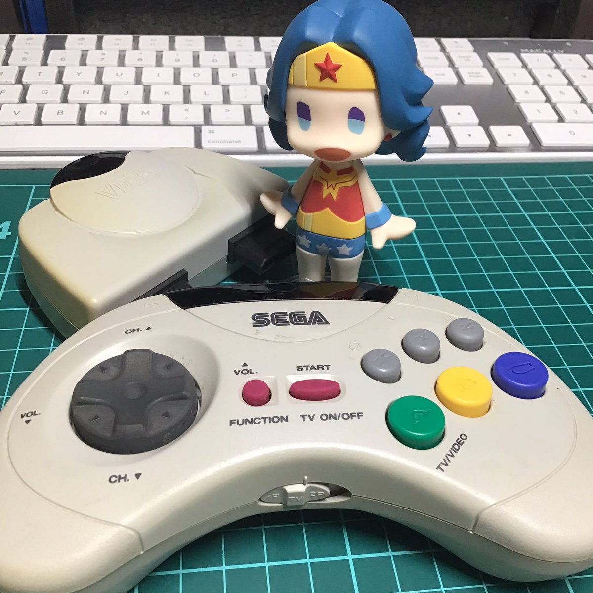 heidon's tweet image. Bonyeer in line work セガサターンコードレスパッド 以前今は無き近所のゲーム屋さんで中古として買ったけどほぼ新品だった。RPGプレイに便利。レースやシューティングゲームではパッドを振り回しがちだったのでコントロールが効かずに焦ることもしばしばw