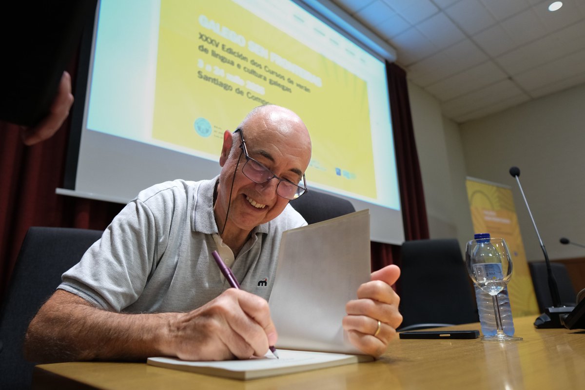 Antonio José Francisco Rey (Buenos Aires, 1959) regresou aos Cursos #galegosenfronteiras para presentar 'Son galego'. O exalumno falou sobre a obra e o avó que a inspirou xunto ao presidente da RAG, Henrique Monteagudo, e o profesor Vicente Feijoo.
📌i.gal/antonreysongal…