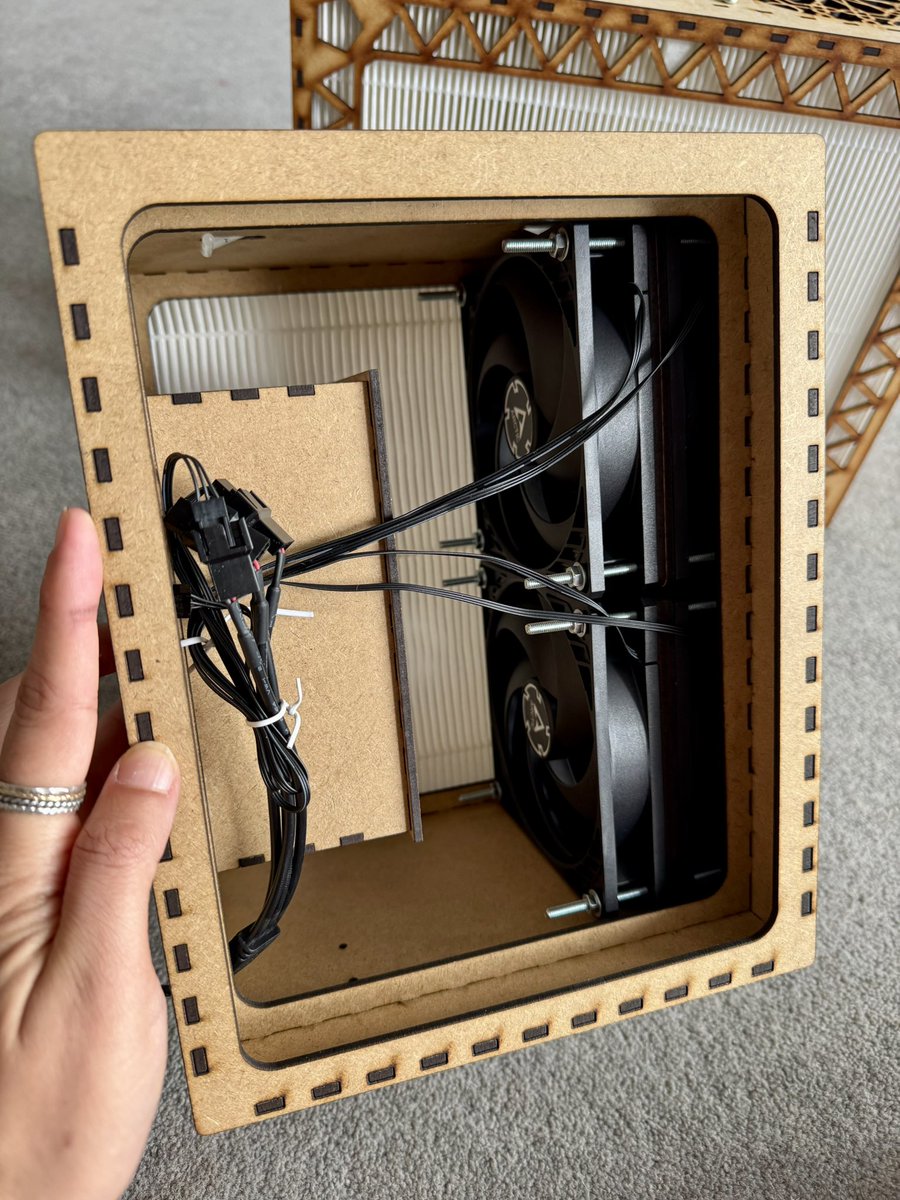 ThisHouseFresh's tweet image. We just finished building two Tempest Brisa open source air purifiers, inspired by the mighty Tempest Euro from @NukitToBeSure → thingiverse.com/thing:6826527
This is the first DIY kit we test with PC fans mounted in series instead of in parallel 👀
Next stop: particle removal test.