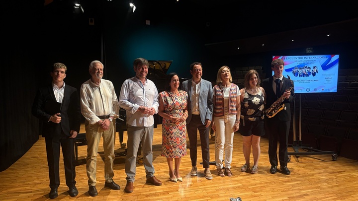 🎹La Royal Military Band 'Johan Willem Friso' participará en el ‘Encuentro Internacional de Bandas Sinfónicas en el Altiplano’.

El evento cultural tiene a Jumilla y a Yecla como sedes, y comenzará el próximo martes, 22 de julio. 

ℹ️icarm.es/noticias/nace-…