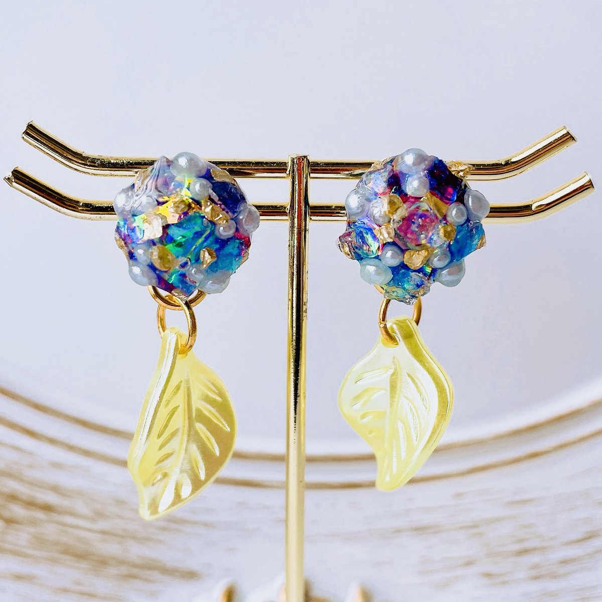 【不死鳥の耳飾り】～蒼水～＊ハンドメイド＊レジンアクセサリー＊イヤリング ご予約】カラーセミオーダー＊立体刺繍/鳥の羽根＊翼イヤリング
