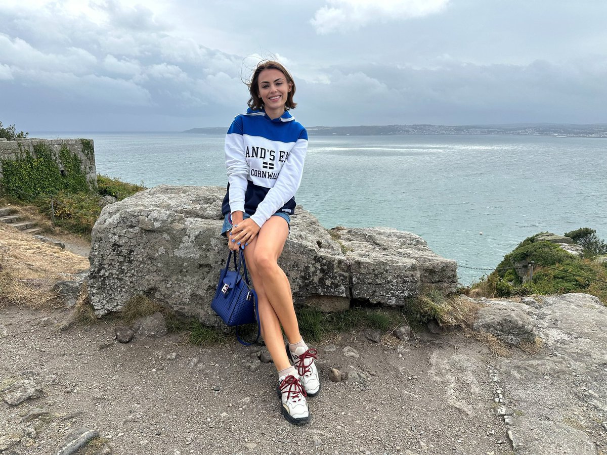KateGoesTech's tweet image. In 1588, Spanish Armada was first sighted from this very window, at St. Michael’s Mount, Penzance. This early sighting enabled the alert of Queen Elizabeth’s commanders & the mobilisation of the English Navy. If not for Penzance, we might be speaking Spanish now 😁