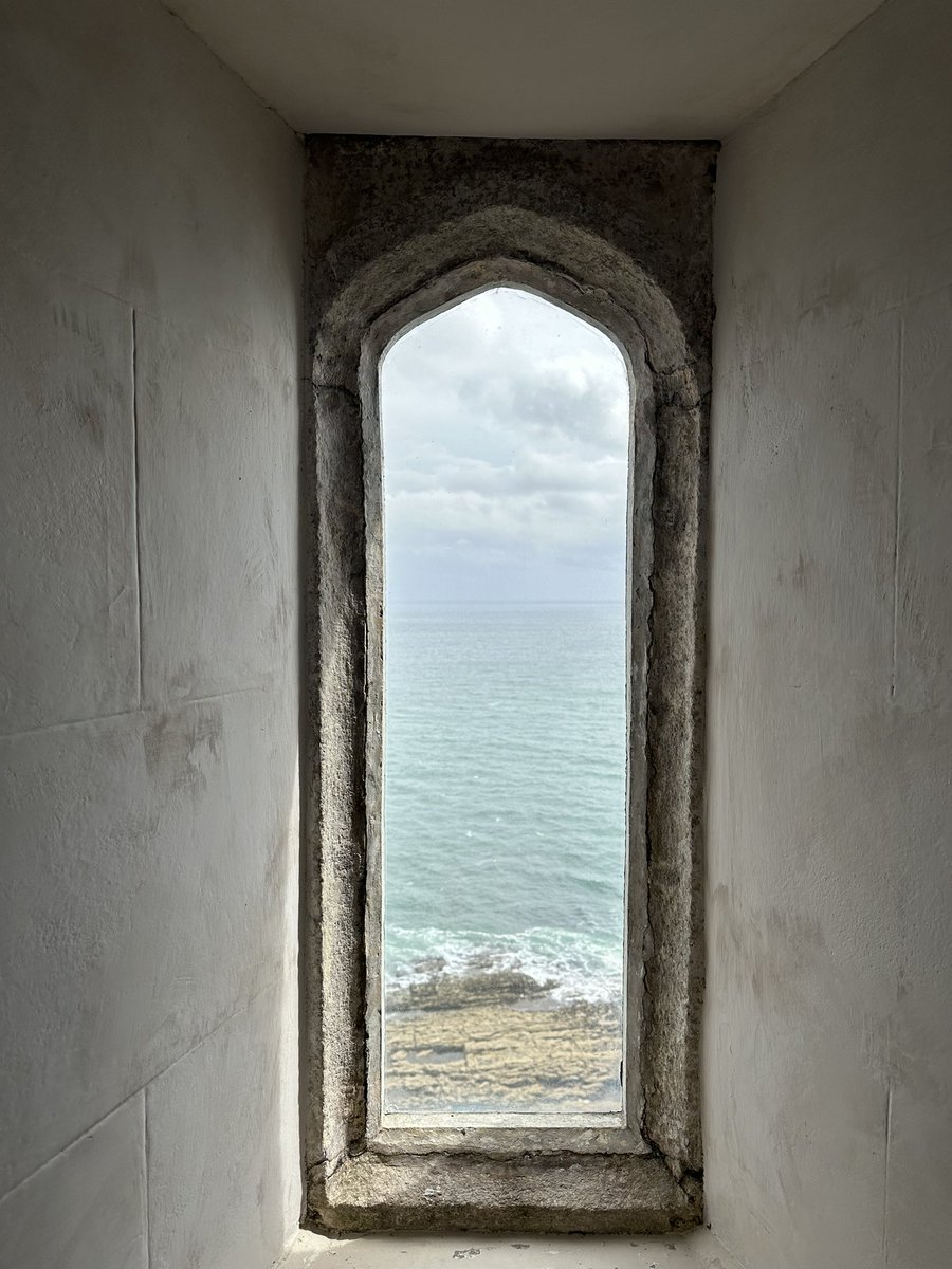 KateGoesTech's tweet image. In 1588, Spanish Armada was first sighted from this very window, at St. Michael’s Mount, Penzance. This early sighting enabled the alert of Queen Elizabeth’s commanders & the mobilisation of the English Navy. If not for Penzance, we might be speaking Spanish now 😁