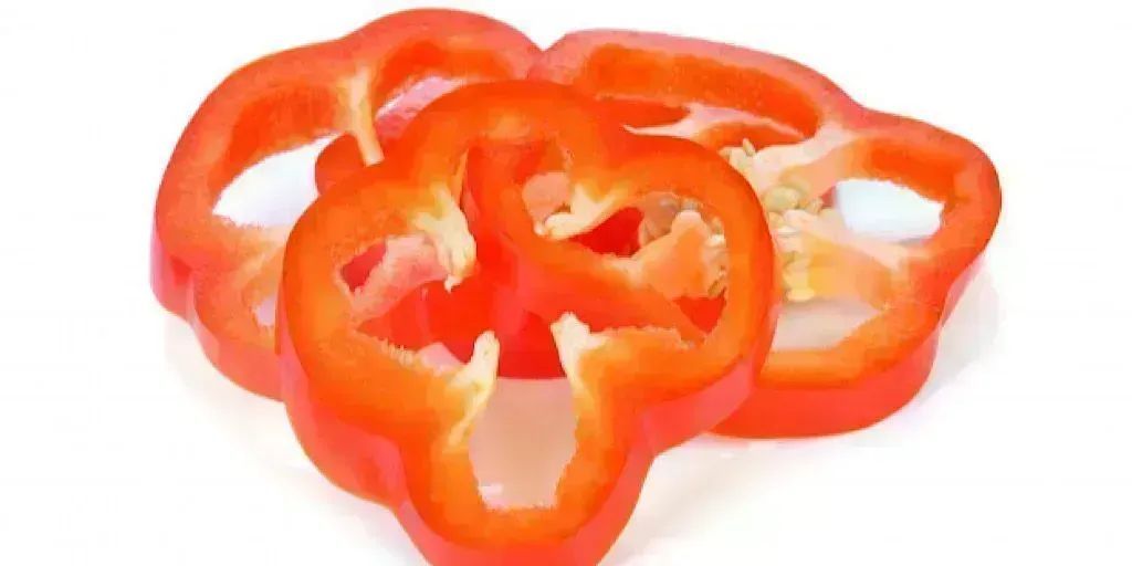 #VitaminC is critical for the #immune system. If you want more eat some red pepper slices! Red pepper has 2.5 times the vitamin C as oranges. 🍊 

#HealthyEating 
#HealthyLife 
#HealthyLiving 
#eatclean #cleaneating 
#fitnesslifestyle