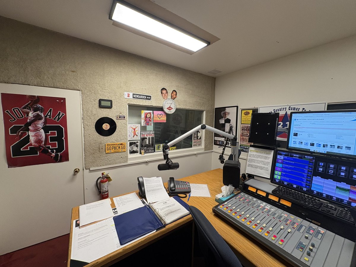 Today marks SEVEN years of hosting the Morning Show on Kickin Country K 92 here in Freeport.

Thanks to everyone who tunes in near &amp; far…I appreciate your company and I hope you appreciate mine 🎙️🤙🏻