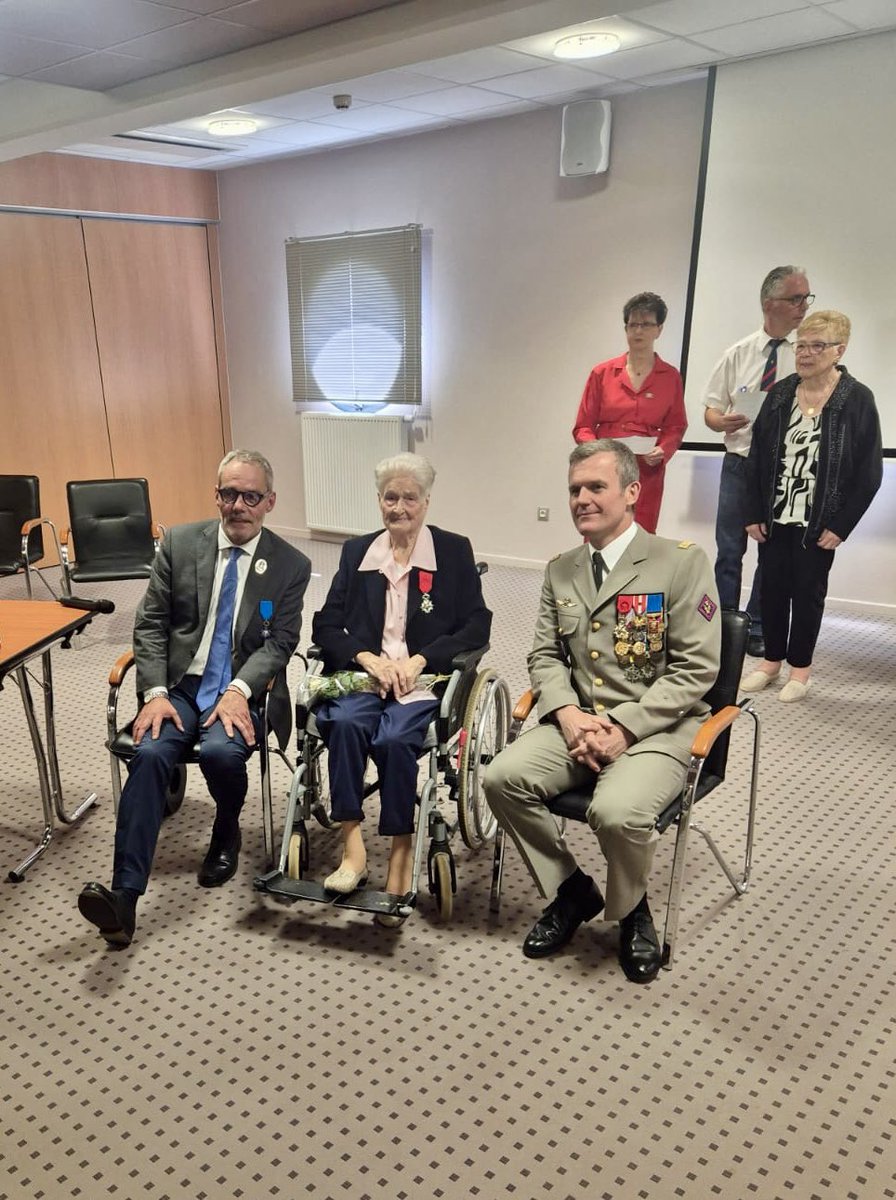 Le général Casanova, <a href="/DMD_63/">DMD 63</a>, remettait samedi dernier, la légion d’honneur à Madame Suzanne Titeca-Neiller, vice-présidente du mouvement national de résistance « Les Ardents ».

En tant qu’ancienne résistante, elle œuvre pour le devoir de #mémoire depuis 1945.