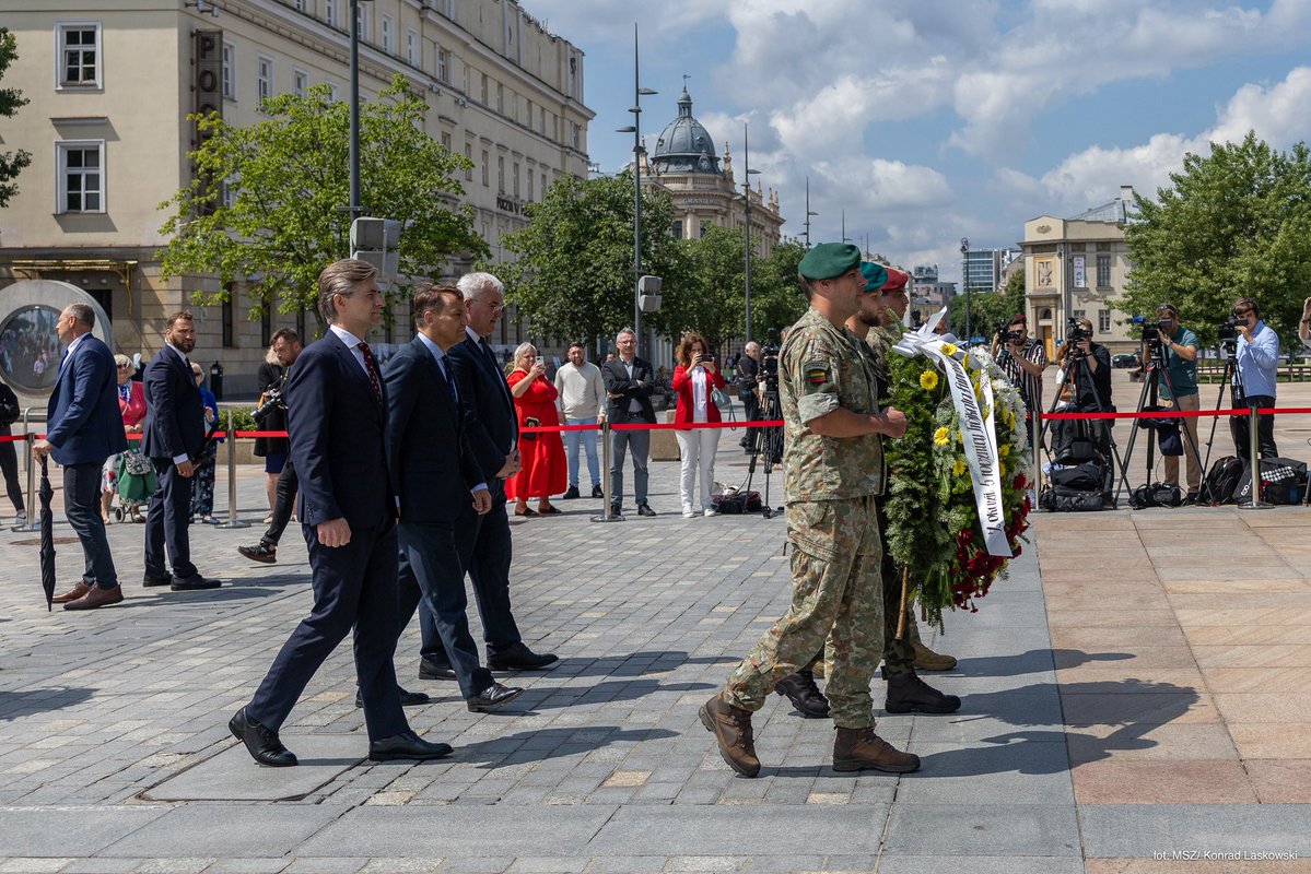 PolandMFA's tweet image. šµš±šŗš¦š±š¹ We are starting the 5th anniversary of the Lublin Triangle.
FM @sikorskiradek welcomed FM Ukraine @andrii_sybiha and FM Lithuania @BudrysKestutis.
Together they laid a wreath at the Lublin Union Monument on Lithuanian Square.