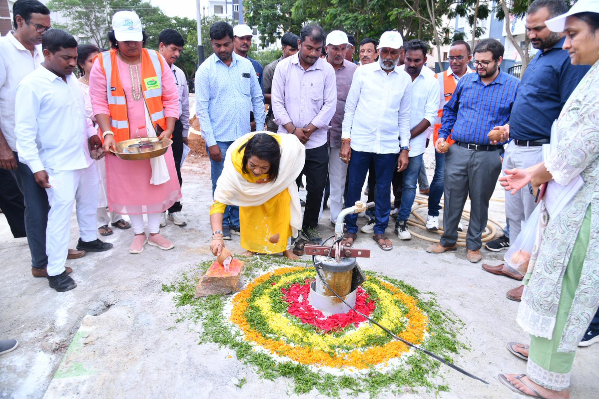 gadwalvijayainc's tweet image. Planted saplings today for Vana Mahotsavam tree plantation drive in Shiridi Hills Gajularamaram along with Commissioner Karnan Garu. We're aiming to plant 25 lakh saplings in G.H.M.C. this year for a healthier Greater Hyderabad! Let's all contribute – plant a tree in your…