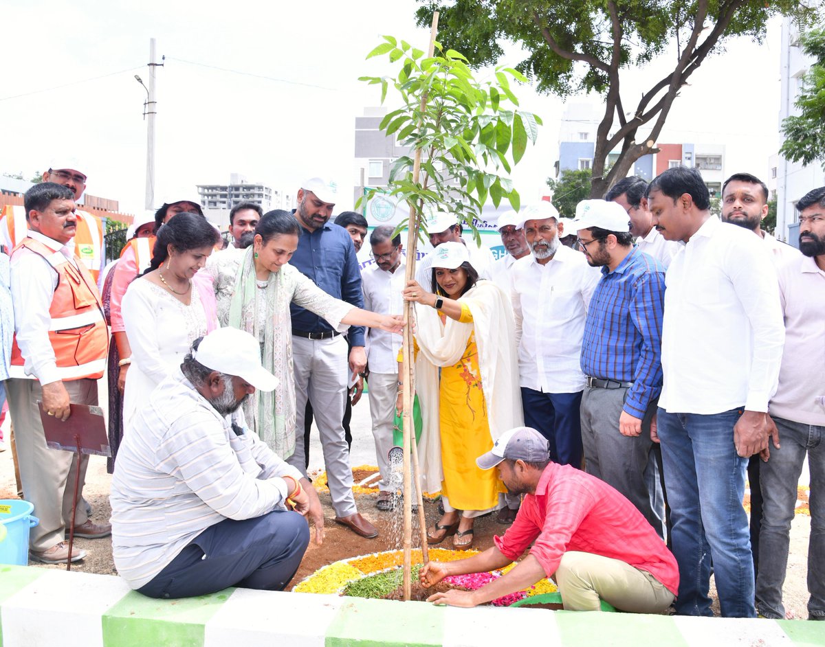 gadwalvijayainc's tweet image. Planted saplings today for Vana Mahotsavam tree plantation drive in Shiridi Hills Gajularamaram along with Commissioner Karnan Garu. We're aiming to plant 25 lakh saplings in G.H.M.C. this year for a healthier Greater Hyderabad! Let's all contribute – plant a tree in your…