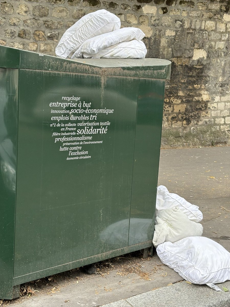 calphilippe's tweet image. #Montmartre #Junot
@EricLejoindre @fredbadina @AntoineGuillou 
@audmr 

Tout est dégueulasse 🐷chaque jour !