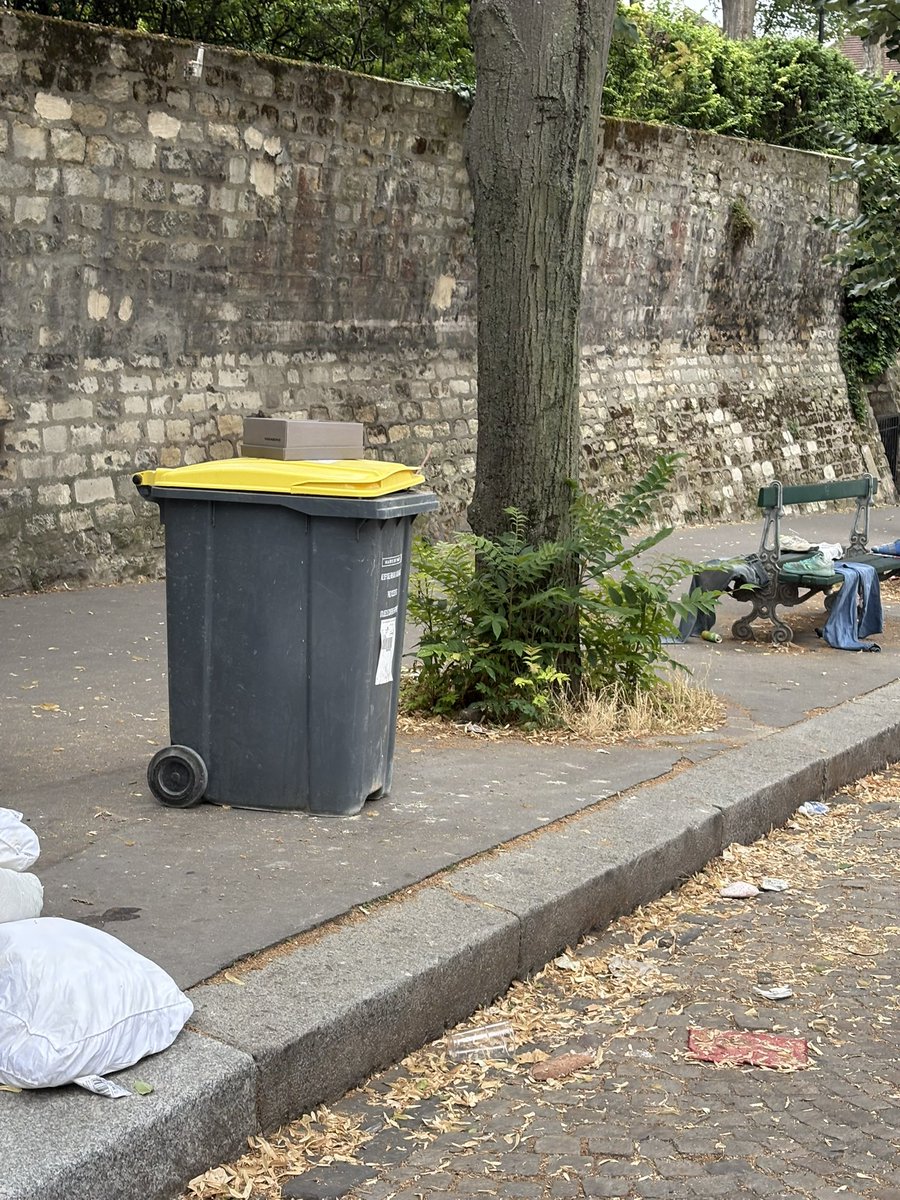 calphilippe's tweet image. #Montmartre #Junot
@EricLejoindre @fredbadina @AntoineGuillou 
@audmr 

Tout est dégueulasse 🐷chaque jour !
