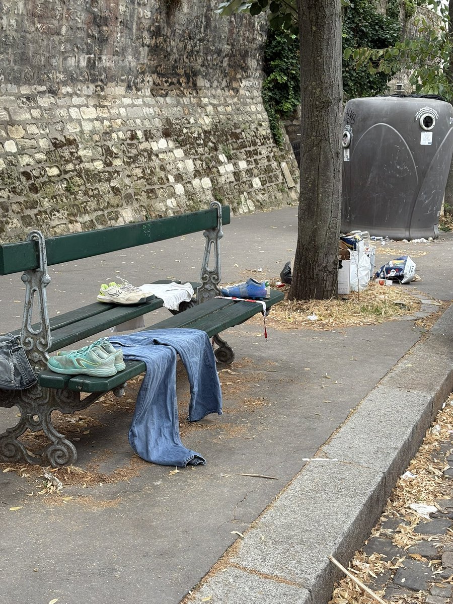 calphilippe's tweet image. #Montmartre #Junot
@EricLejoindre @fredbadina @AntoineGuillou 
@audmr 

Tout est dégueulasse 🐷chaque jour !