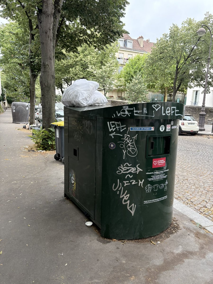 calphilippe's tweet image. #Montmartre #Junot
@EricLejoindre @fredbadina @AntoineGuillou 
@audmr 

Tout est dégueulasse 🐷chaque jour !