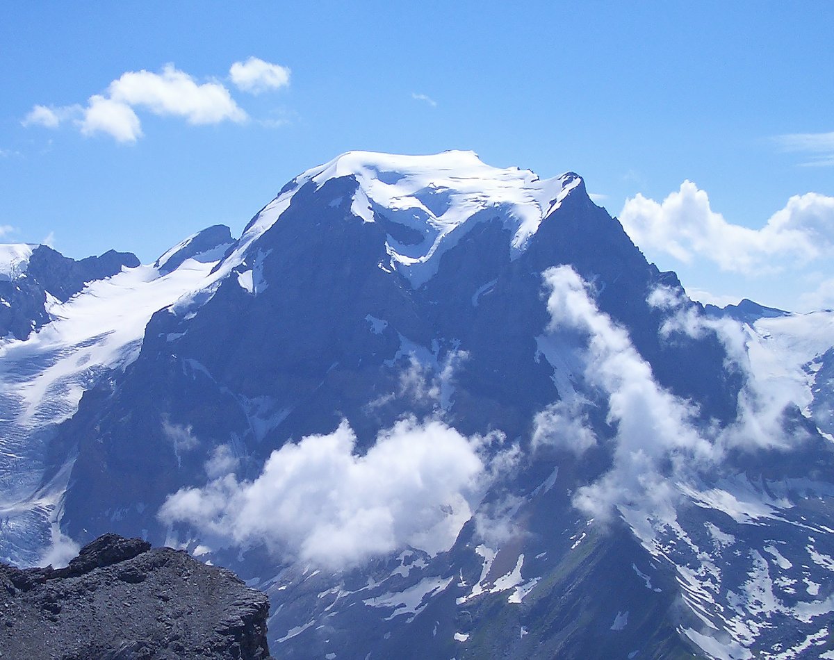 subfossilguy's tweet image. Dating of the Tödi summit ice core (3570 m) reveals persistent glaciation since early Holocene and prolonged neg. MB during HTM (9-6 ka)! 🏔️🧊
This is 1st time such old ice is dated at such low elevation in the Alps! 👏
ui.adsabs.harvard.edu/abs/2024AGUFMC…
📷 @matthias_huss (09.07.2008)