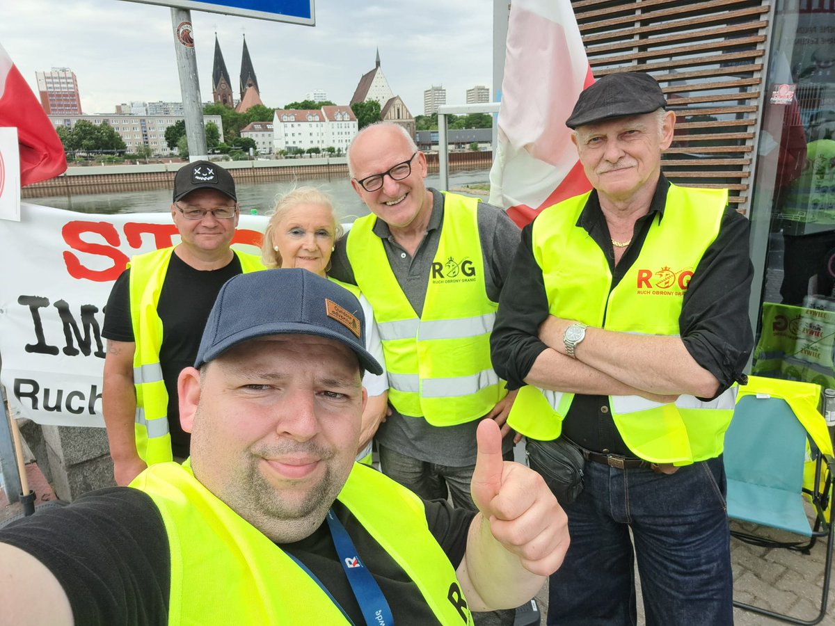 Jacek Kurzępa (@jacekkurzepa) on Twitter photo Pozdrowienia ze Słubic, posterunek <a href="/ROGranic/">Ruch Obrony Granic</a> już prawie 5000 wolontariuszy od Szczecina do Zgorzelca działa tam gdzie Państwo ze względu na prowadzoną politykę działać nie chce. Piękna inicjatywa społeczeństwa obywatelskiego #BezpiecznaPolska #NieDlaPaktuMigracyjnego <a href="/RBakiewicz/">Robert Bąkiewicz</a> Pozdrowienia ze Słubic, posterunek <a href="/ROGranic/">Ruch Obrony Granic</a> już prawie 5000 wolontariuszy od Szczecina do Zgorzelca działa tam gdzie Państwo ze względu na prowadzoną politykę działać nie chce. Piękna inicjatywa społeczeństwa obywatelskiego #BezpiecznaPolska #NieDlaPaktuMigracyjnego <a href="/RBakiewicz/">Robert Bąkiewicz</a>