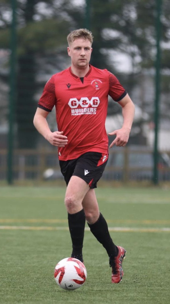 GoodwickUtd's tweet photo. 📸 There are some new faces around the club as well ✍️ 

#RAGURA 🔴⚫️ https://t.co/OTDueKEZP3