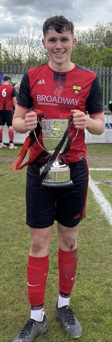 GoodwickUtd's tweet photo. 📸 There are some new faces around the club as well ✍️ 

#RAGURA 🔴⚫️ https://t.co/OTDueKEZP3