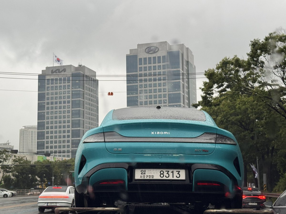 샤오미 SU7 Max 차량이 임시번호판을 달고 렉카에 실려 현대기아차 양재 본사쪽으로 향하는 모습을 오늘 제가 직접 찍었습니다.
현대차가 샤오미 SU7의 특징을 정밀 분석해 향후 플레오스 커넥트에 어떻게 적용할지 봐야겠습니다. #Xiaomi #XiamomiSU7