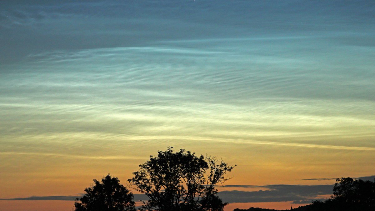 sjb_astro's tweet image. An example of the different colours of #NoctilucentClouds a display can exhibit (yellowish close to the horizon and light blue just a little higher up), from the display on 2-3 July 2025. #NLC #NLCs #Noctilucent #Astronomy