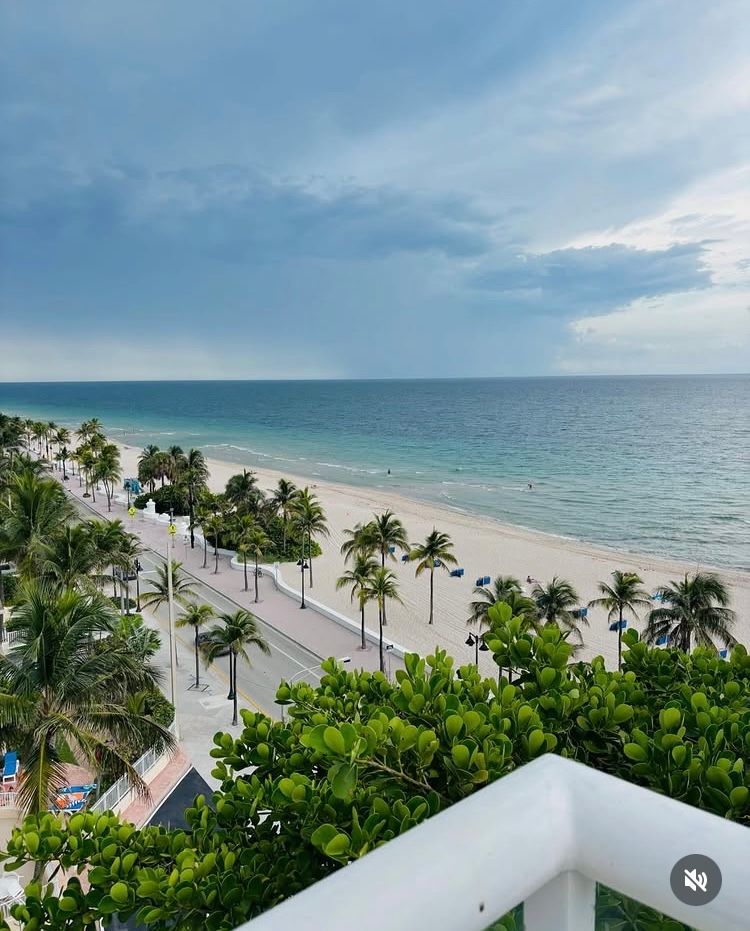 Happy Wednesday! 😍 

#goodmorning #fortlauderdale #morning #southflorida #florida #july #summer #beach #laudy #wakeup #ftlauderdale #july4th #lauderdale #broward #wednesday #waybackwednesday #oceanview #visitflorida #lauderdale #visitlauderdale #4thofjuly #2025 #nature