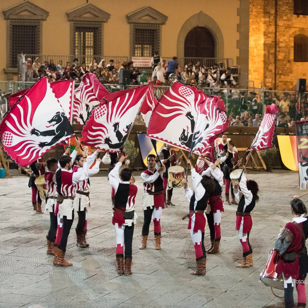 Experience the #GiostraDellOrso in #Pistoia! Knights from four districts compete in this historic jousting tournament in Piazza Duomo. Don't miss this thrilling medieval re-enactment! bit.ly/giostra_orso

#TuscanFolklore #MedievalFest