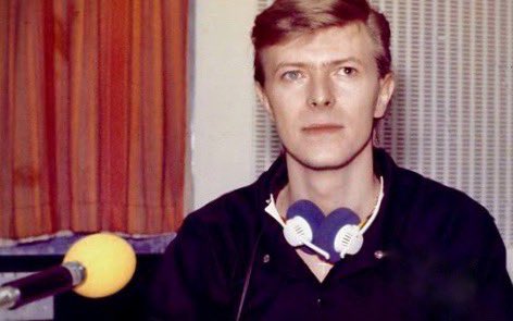 DavidBowieBot's tweet image. （79年ラジオDJを務めた際に）

日本製の変わったサンダルを履いていて足の指が痛いんだよね…。