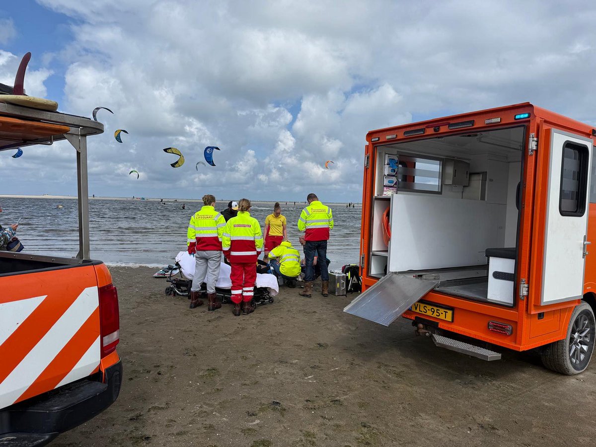 Reddingsbrigade MSR (@rbmonster) on Twitter photo Woensdag om 10.54 uur gingen de pagers van onze alarmploegleden weer af voor een A1 alarmering: patiënt vervoer op de Zandmotor. Ook de collega’s van <a href="/RBDenHaag/">Reddingsbrigade Den Haag (DHG)</a> werden hiervoor gepiept.
| <a href="/RVR_Haaglanden/">Reddingsbrigades HGL</a> <a href="/WitteKruisAmbu/">Witte Kruis</a> #patiëntvervoer #samenwerking #vrijwilliger ^tv | Woensdag om 10.54 uur gingen de pagers van onze alarmploegleden weer af voor een A1 alarmering: patiënt vervoer op de Zandmotor. Ook de collega’s van <a href="/RBDenHaag/">Reddingsbrigade Den Haag (DHG)</a> werden hiervoor gepiept.
| <a href="/RVR_Haaglanden/">Reddingsbrigades HGL</a> <a href="/WitteKruisAmbu/">Witte Kruis</a> #patiëntvervoer #samenwerking #vrijwilliger ^tv |