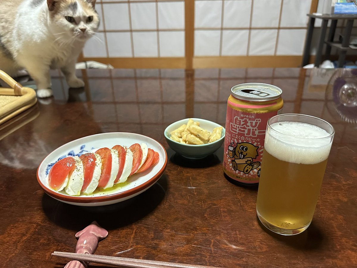 ひさしぶりのひとり晩酌。お客さまが置いていってくださったビールと、庭でとれた中玉トマトのカプレーゼ。