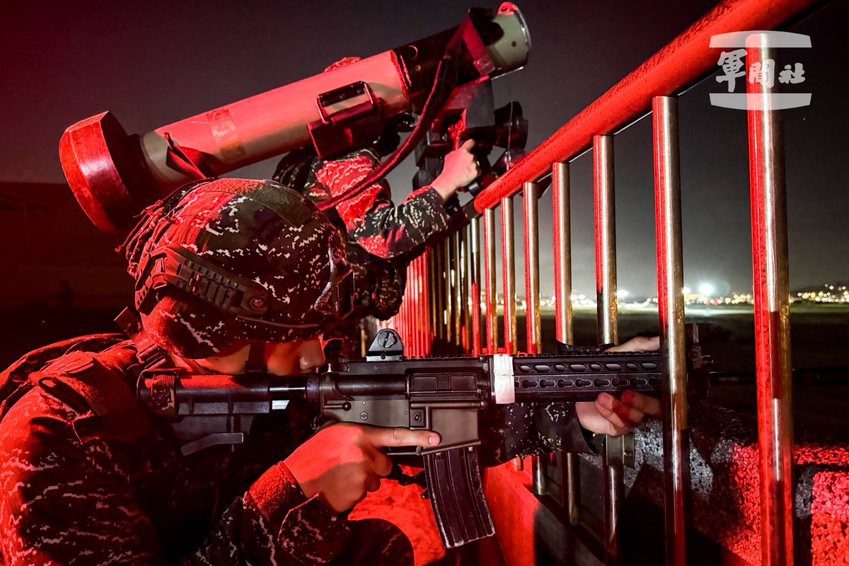 MoNDefense's tweet image. #HK41 #Day8
The #3rdTheaterCommand conducted a pre-dawn anti-airborne assault drill, with military and police forces jointly securing the airfield.
From night to day, without pause — this is #HanKuang41.
#ROCArmedForces