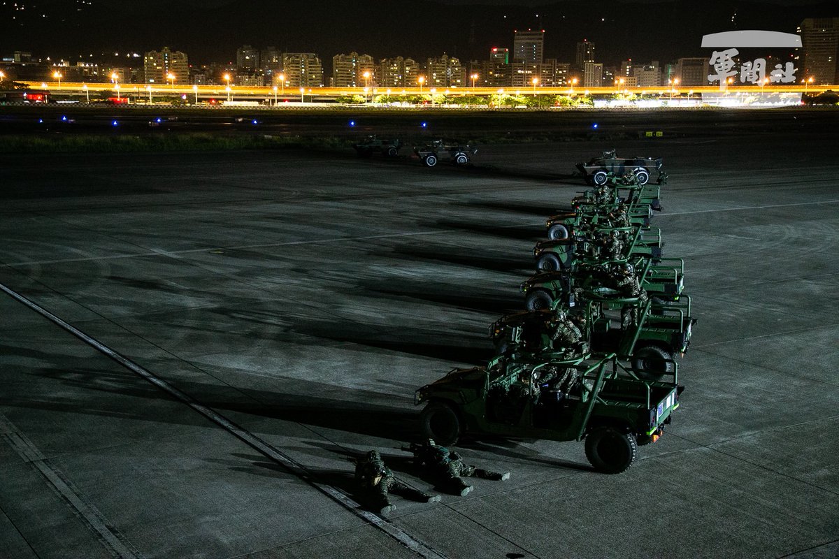 MoNDefense's tweet image. #HK41 #Day8
The #3rdTheaterCommand conducted a pre-dawn anti-airborne assault drill, with military and police forces jointly securing the airfield.
From night to day, without pause — this is #HanKuang41.
#ROCArmedForces