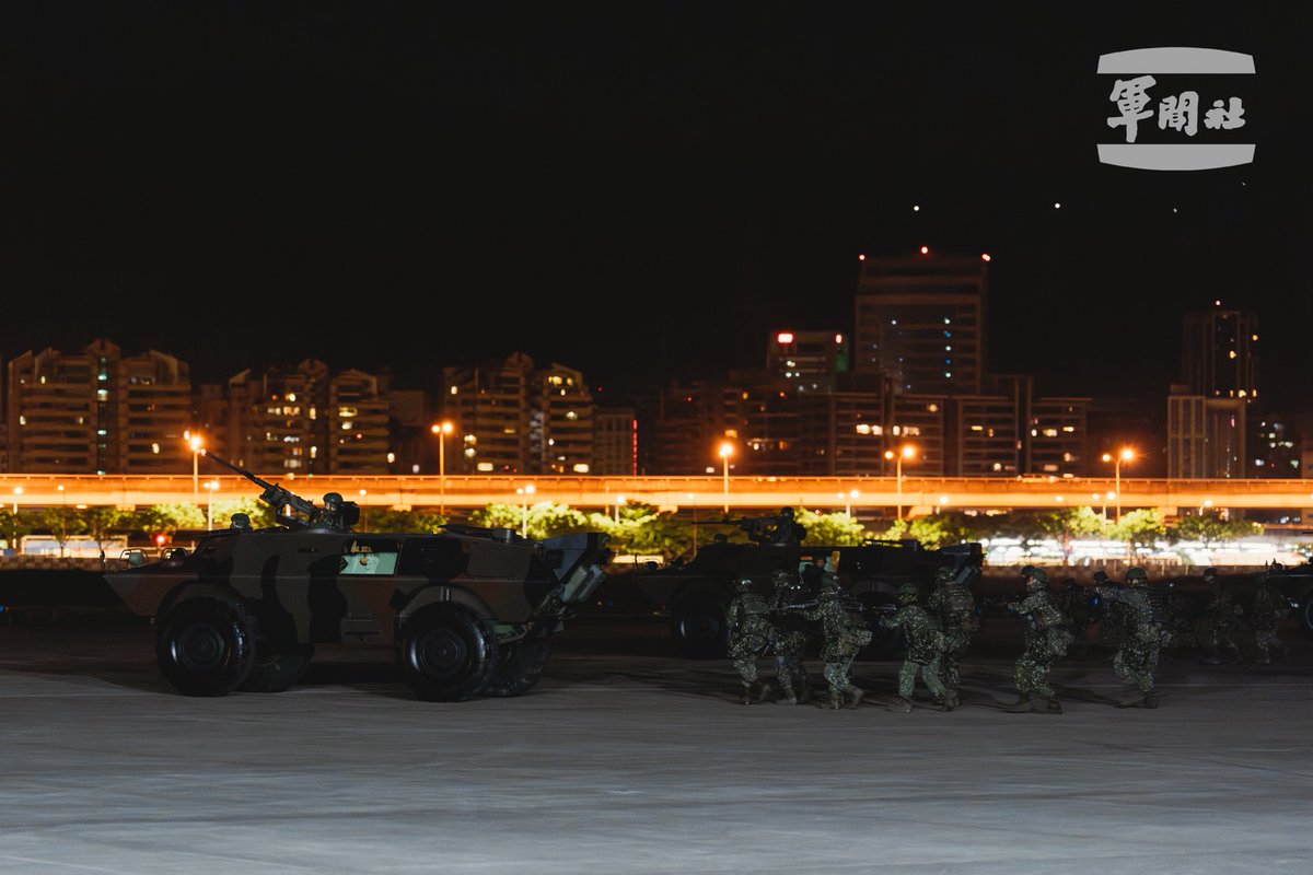 MoNDefense's tweet image. #HK41 #Day8
The #3rdTheaterCommand conducted a pre-dawn anti-airborne assault drill, with military and police forces jointly securing the airfield.
From night to day, without pause — this is #HanKuang41.
#ROCArmedForces