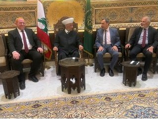 الجماعة الإسلامية تزور مفتي الجمهورية وتشيد بمواقفه الوطنية

زار وفد من المكتب السياسي للجماعة الإسلامية برئاسة الأستاذ علي أبو ياسين ومشاركة نائب الجماعة الدكتور عماد الحوت ومسؤولها السياسي في بيروت المحامي باسم الحوت مفتي الجمهورية الشيخ الدكتور عبد اللطيف دريان في دار الفتوى