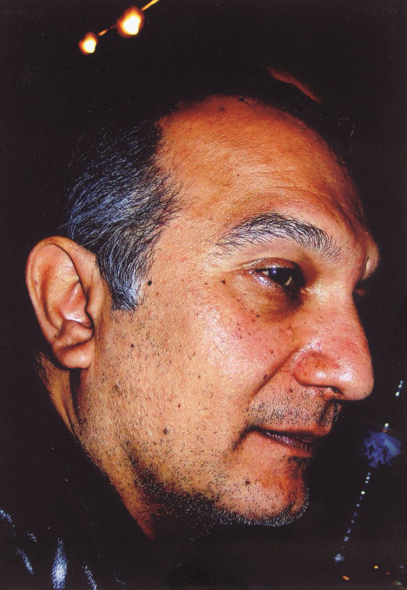 Οταν φεύγει ένας φίλος διαπράττει μια πολύ ύπουλη πράξη. Προδίδει όλες τις ανομολόγητες συμφωνίες της ζωή σας. Σε εγκαταλείπει μόνο στο παρελθόν που συνεχίζει να υπάρχει ενώ αυτός λείπει. Πολύ ύπουλη πράξη. Να πρέπει να υπερασπιστείς μόνος τις μικρές ιστορίες, τα «θυμάσαι ρε;» ,