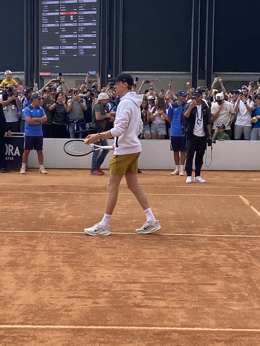 E niente stamattina ripensavo al fatto che a maggio, agli Internazionali, ero a due passi da #Sinner, dal nuovo campione di #Wimbledon, ancora non lo sapevo ma ero già fierissima di essere lì 🧡