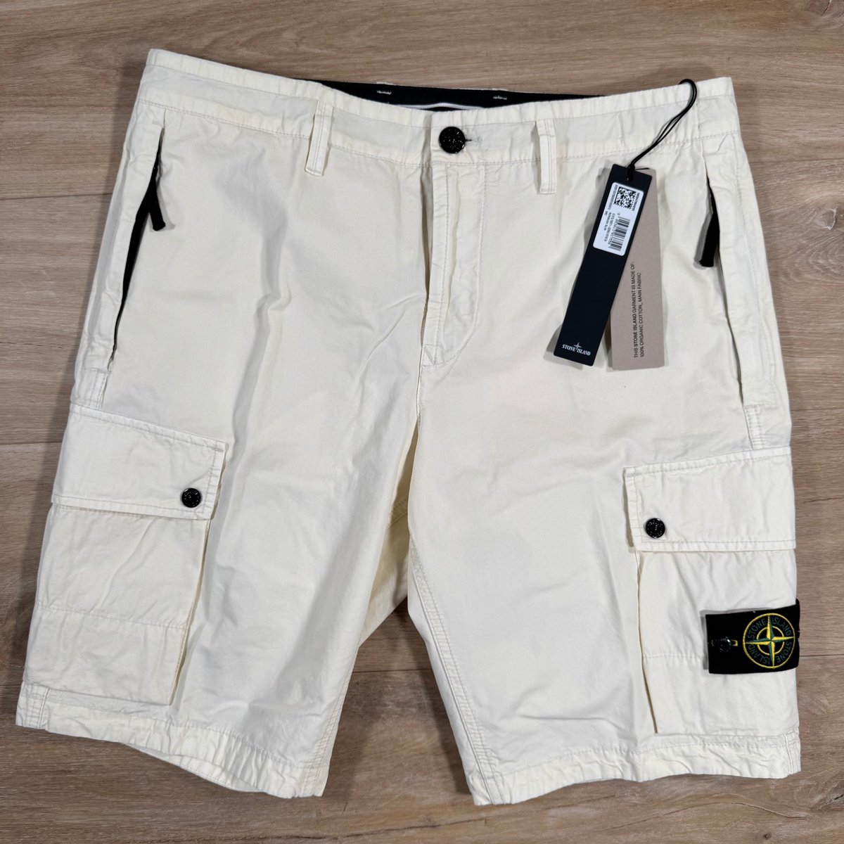 Stone Island cargo shorts in Ivory!

BUY 👉🏼 label-menswear.com/products/stone…
