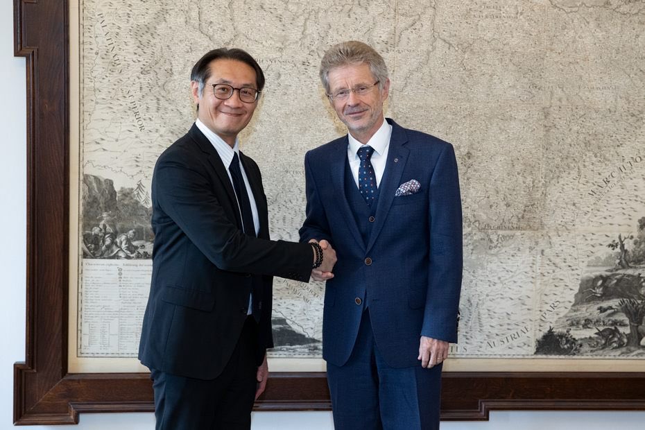 Vystrcil_Milos's tweet image. Po pěti letech končí pražská diplomatická mise vedoucího Tchajpejské hospodářské a kulturní kanceláře @TchajC Ke Liang-Ruey. Významně se zasloužil o rozvoj česko-taiwanských vztahů v oblasti kultury, vědy, byznysu i cestovního ruchu, a to včetně vzniku přímé letecké linky mezi…