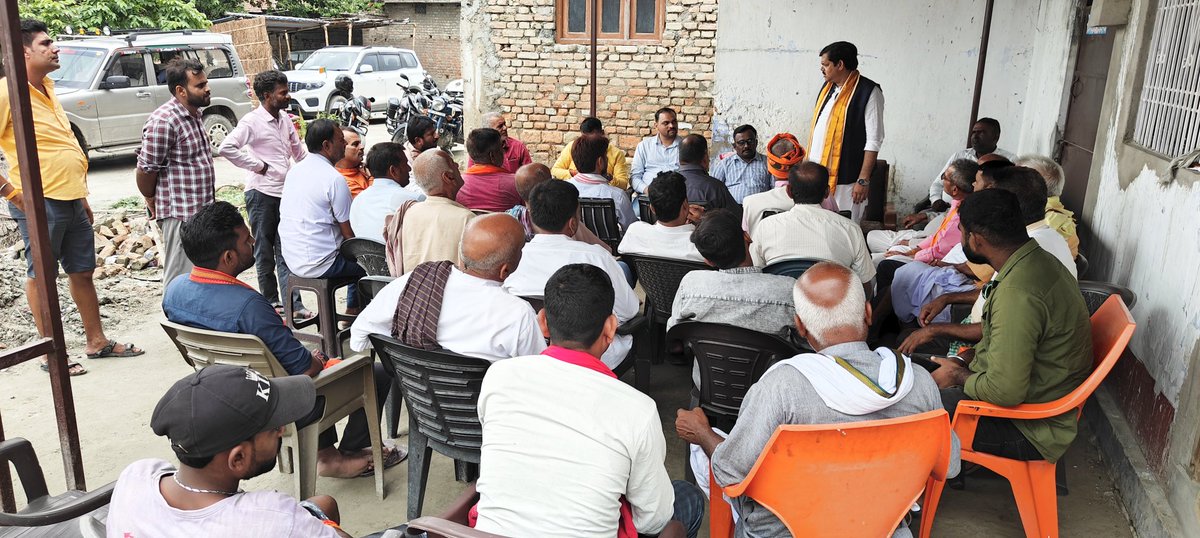 बैकुंठपुर विधानसभा के भाजपा महम्मदपुर मंडल अध्यक्ष श्री विरेंद्र सहनी के नेतृत्व में मंडल उपाध्यक्ष श्री मुन्ना सिंह के आवास पर आयोजित बैठक में शामिल हुआ।
