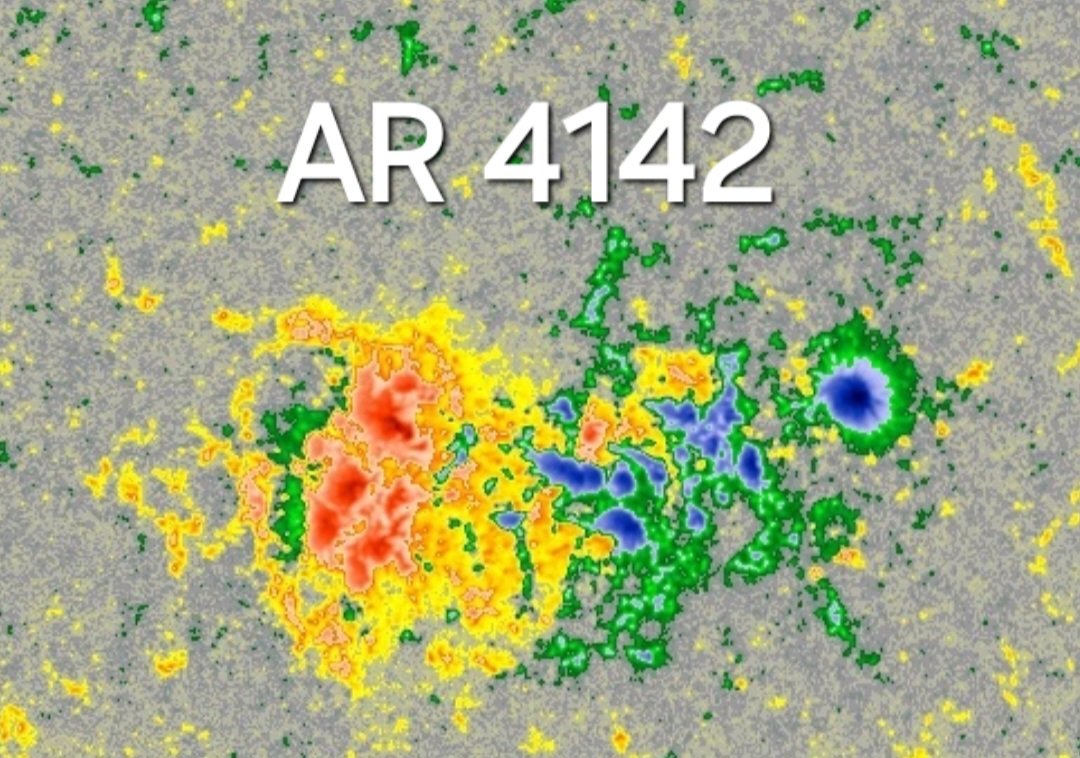 HaelVoort's tweet image. Plenty of sunspot regions on the visible disk, none of which are particularly active though.
Right now I'm mostly interested in ARs 4142 and 4143, 2 regions that are currently growing well.
Only weak C-flares from these so far, but this could change if they keep developping.