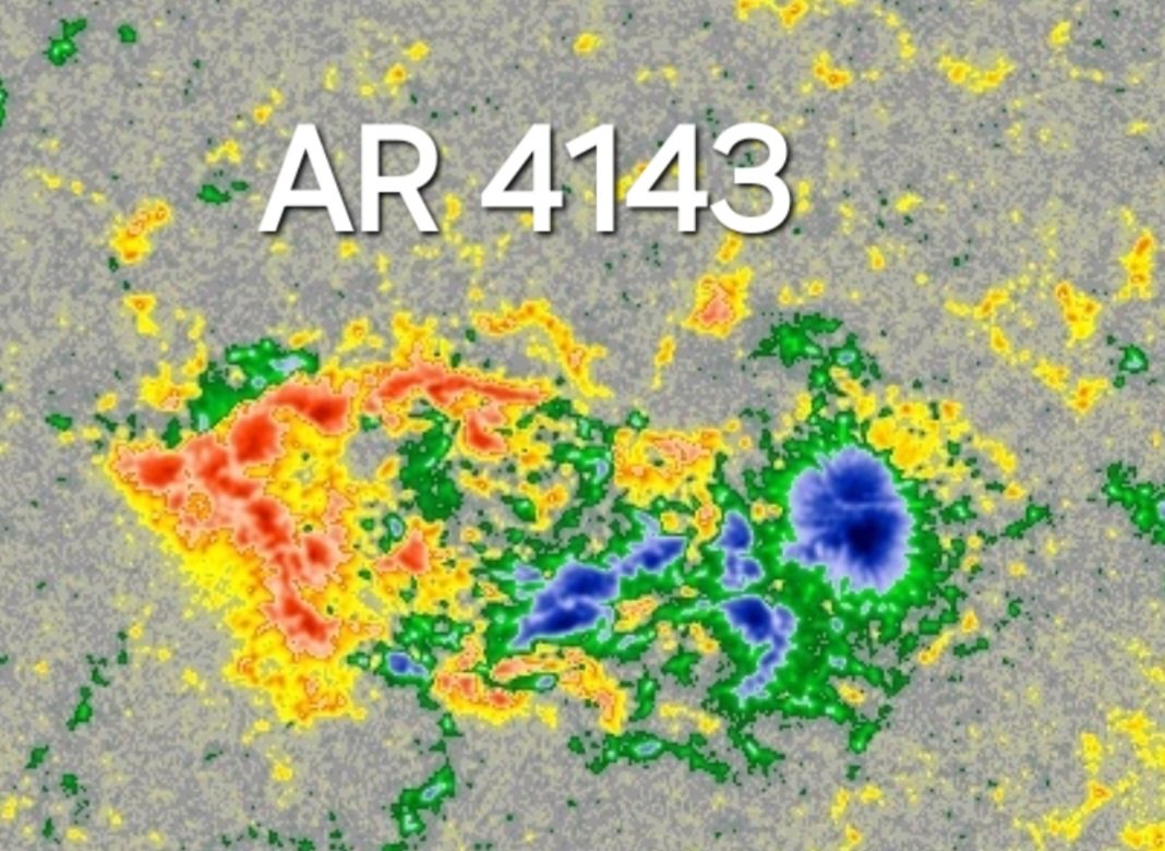 HaelVoort's tweet image. Plenty of sunspot regions on the visible disk, none of which are particularly active though.
Right now I'm mostly interested in ARs 4142 and 4143, 2 regions that are currently growing well.
Only weak C-flares from these so far, but this could change if they keep developping.