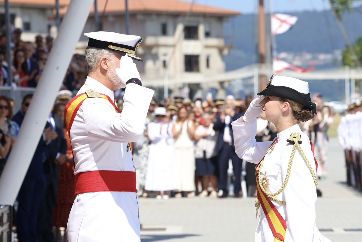 El Rey impone la Gran Cruz del Mérito Naval con distintivo blanco a la Princesa de Asturias en la Escuela Naval Militar (Marín, Pontevedra).

➡️casareal.es/ES/Actividades…